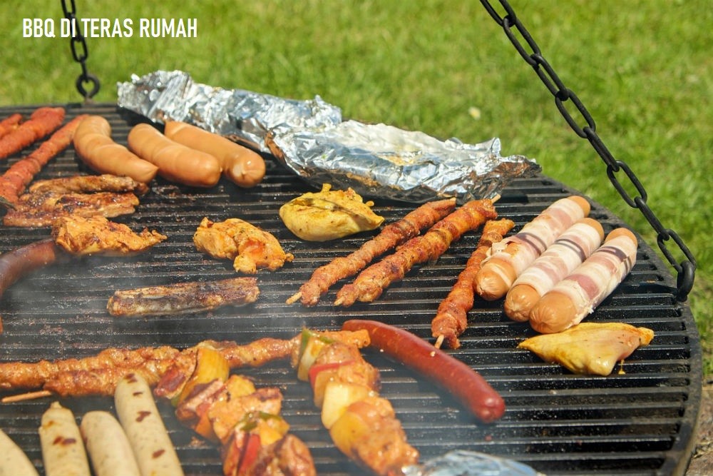 Barbeque di halaman rumah