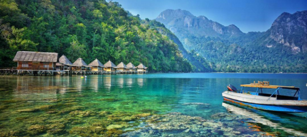 Suasana Alam di Pantai Ora dan Kegiatan di Pantai Ora